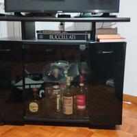 Mobiletto nero porta bottiglie e tv