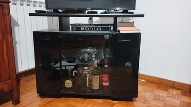 Mobiletto nero porta bottiglie e tv