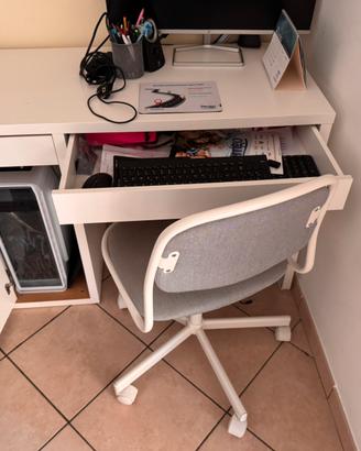 Scrivania con sedia bianca