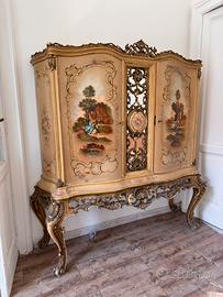 Credenza vetrina con velluto e illuminazione