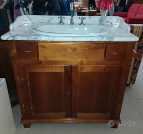 mobile bagno con lavandino in marmo e  rubinetto