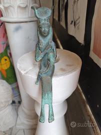 Statuetta in bronzo Iside che allatta Horus