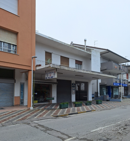 Appartamento e negozi a Bellaria