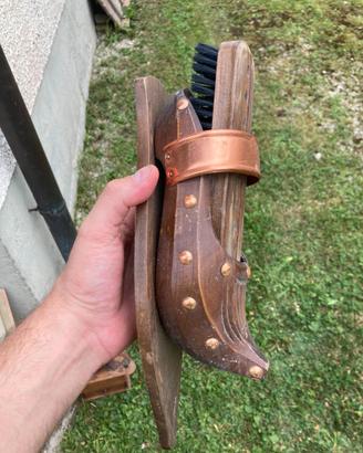 Spazzola pulisci scarpe vintage in legno