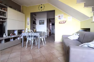 CASA SEMINDIPENDENTE A VINCHIATURO