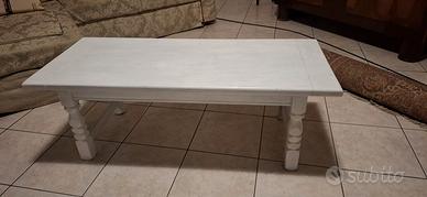 Tavolino da salotto in legno.