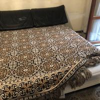 Struttura letto matrimoniale con testata in pelle