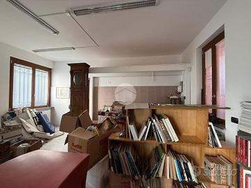 NEGOZIO A GRASSOBBIO