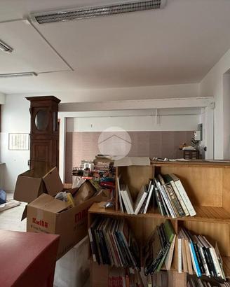 NEGOZIO A GRASSOBBIO