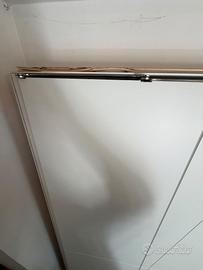 Porta per interni con sistema di apertura rovescia