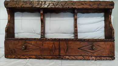 mensola intagliata a mano con cassetto 