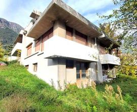 VILLA BIFAMILIARE CON GIARDINO DI PROPRIETA' + ADI