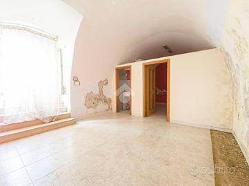 MONOLOCALE A MANFREDONIA