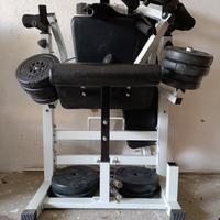 panca con manubri e pesi