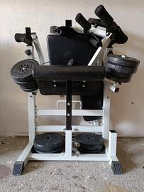 panca con manubri e pesi