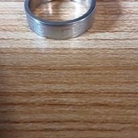 Anello da uomo a fascia con motivi geometrici