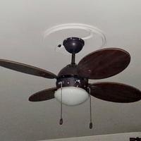 ventilatore da soffitto con 4 pale in legno