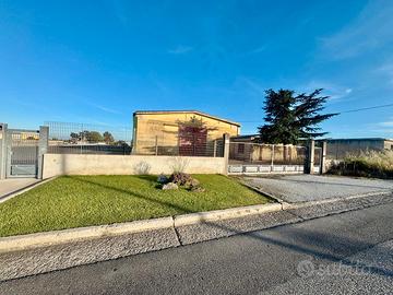 Capannone COMMERCIALE 720 mq + Area 1000 mq