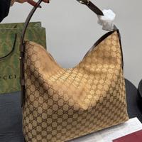 Borsa a mano Gucci Hobo da donna sottobraccio