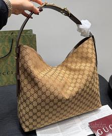 Borsa a mano Gucci Hobo da donna sottobraccio