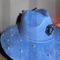 Cappello Fedora celeste con perle e cammeo vintage
