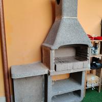 barbecue in muratura con tavolino laterale 