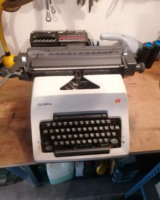 macchina da scrivere Olympia International