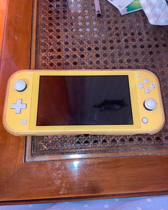 Nintendo Switch lite Gialla