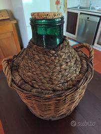 Damigiana in vetro impagliata a mano