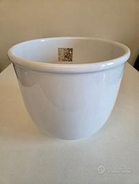 Vaso portavasi o porta piante bianco in terracotta