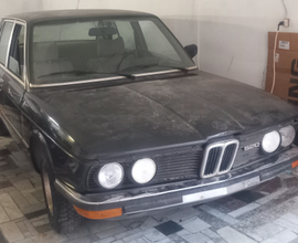 Auto d'epoca BMW 520 e12 a 6 cilindri del 1980