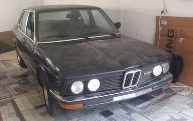 Auto d'epoca BMW 520 e12 a 6 cilindri del 1980