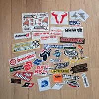 Lotto 50 adesivi misti per moto/scooter/auto/casco