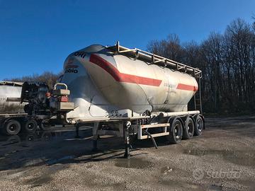 Cisterna per materiale sfuso con motocompressore