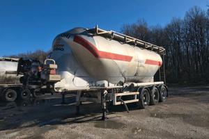 Cisterna per materiale sfuso con motocompressore