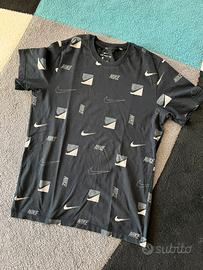 Maglietta Nike nera all-over logo – Taglia L