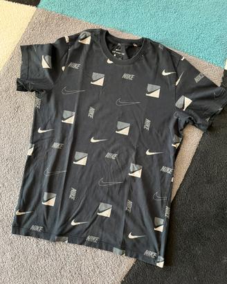 Maglietta Nike nera all-over logo – Taglia L