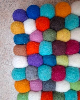 Tappeto artigianale in palline di feltro di lana