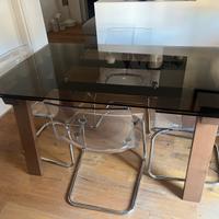 Tavolo in cristallo e divano