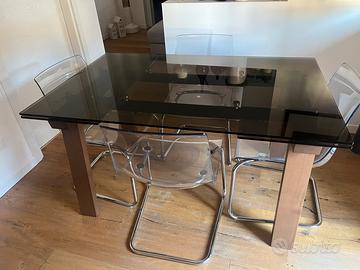 Tavolo in cristallo e divano