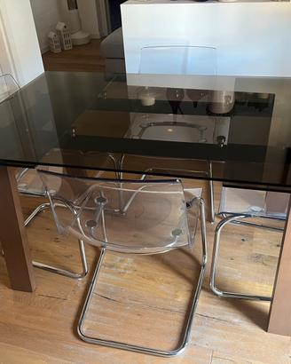 Tavolo in cristallo e divano