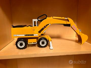 BRUDER Escavatore Liebherr