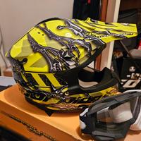casco e stivali motocross 
