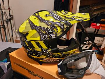 casco e stivali motocross 