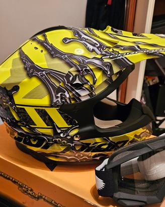 casco e stivali motocross 