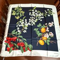 Foulard valentino molto perticolare e nuovo