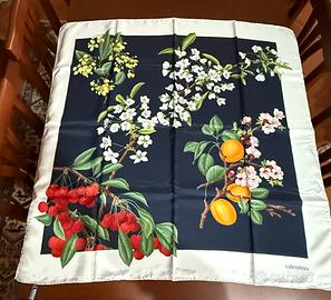Foulard valentino molto perticolare e nuovo
