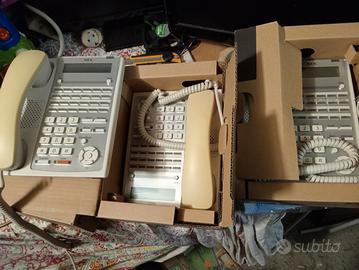 Tre telefoni da ufficio NEC