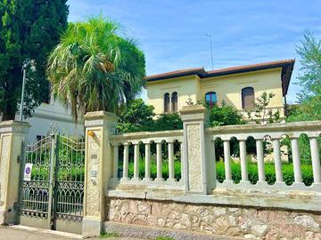Villa di 331 m² con più di 5 locali e box auto a G