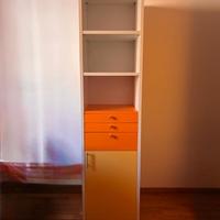 Mobile bianco, giallo e arancione con cassetti
